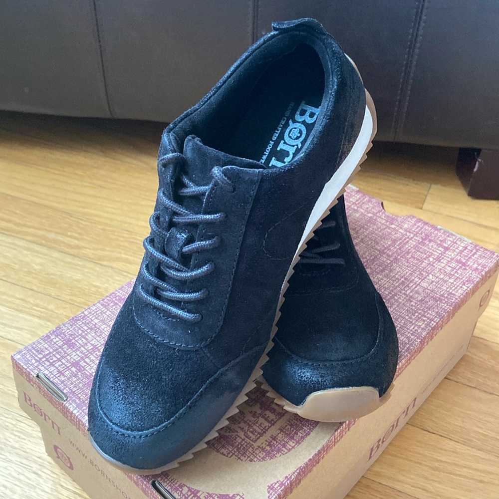 *LIKE NEW* Women’s Born Distressed Lynn Sneaker